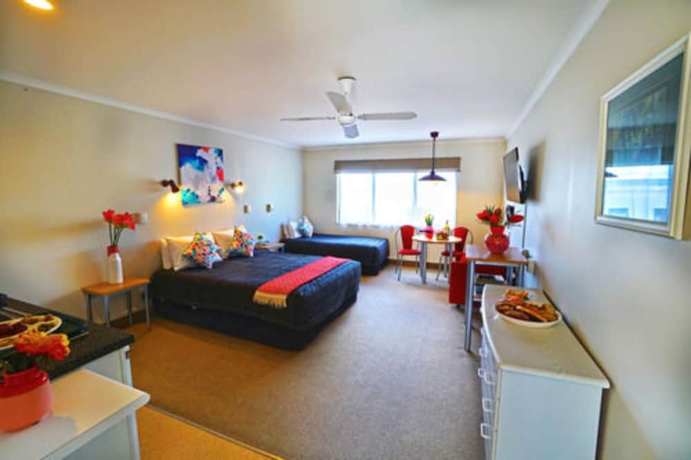 Ashwood Manor Motor Lodge 26/28