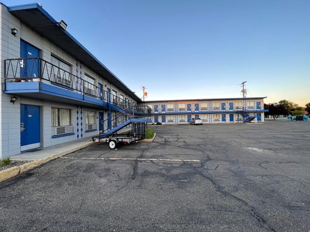 Capital O Budget Inn Ontario I-84 40/52