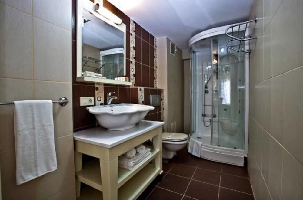 Q Inn Hotel 25/26