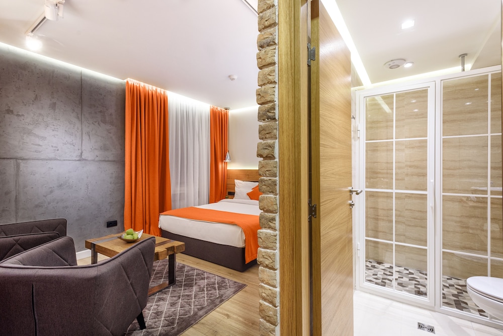 One Luxury Suites 71/72