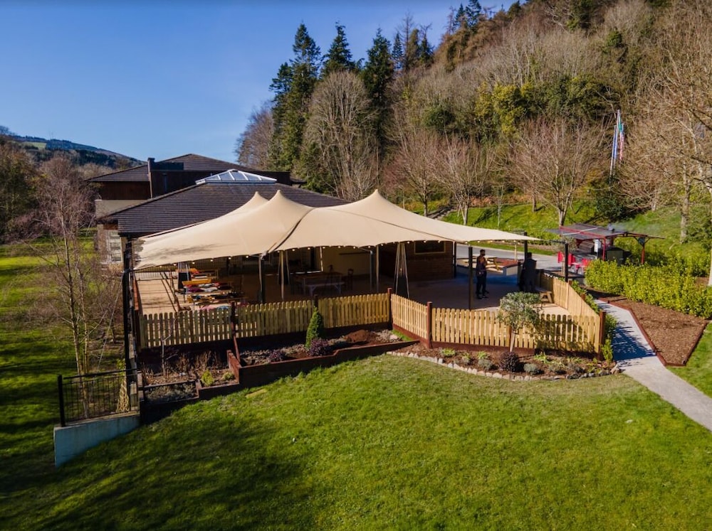 Woodenbridge Hotel 70/73