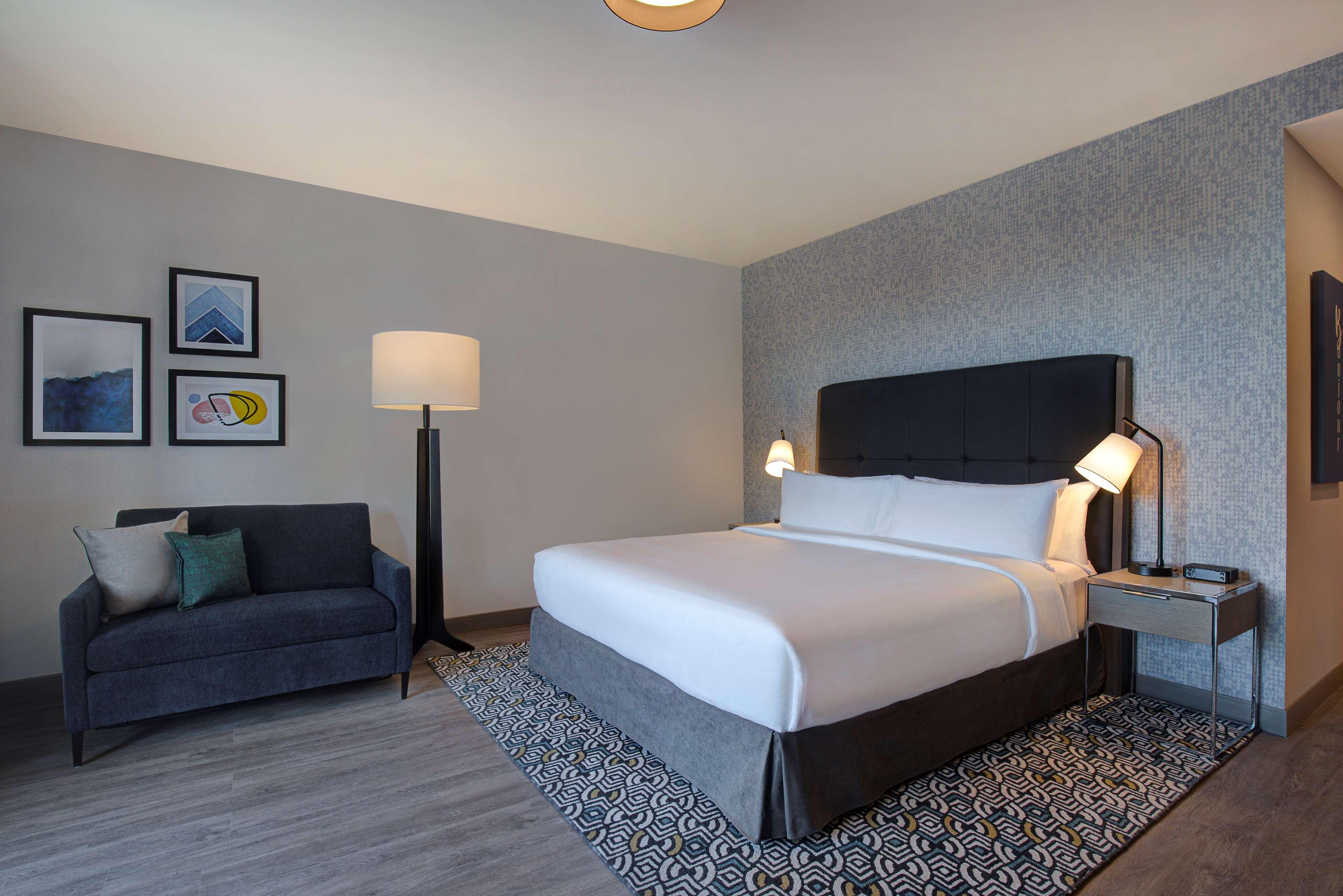 STUDIO, KING BED, CITY VIEW, LAUNDRY, BALCONY