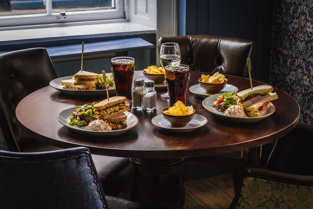The Pied Bull 34/45