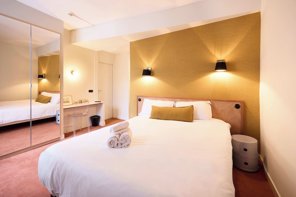 ROOM, QUADRUPLE