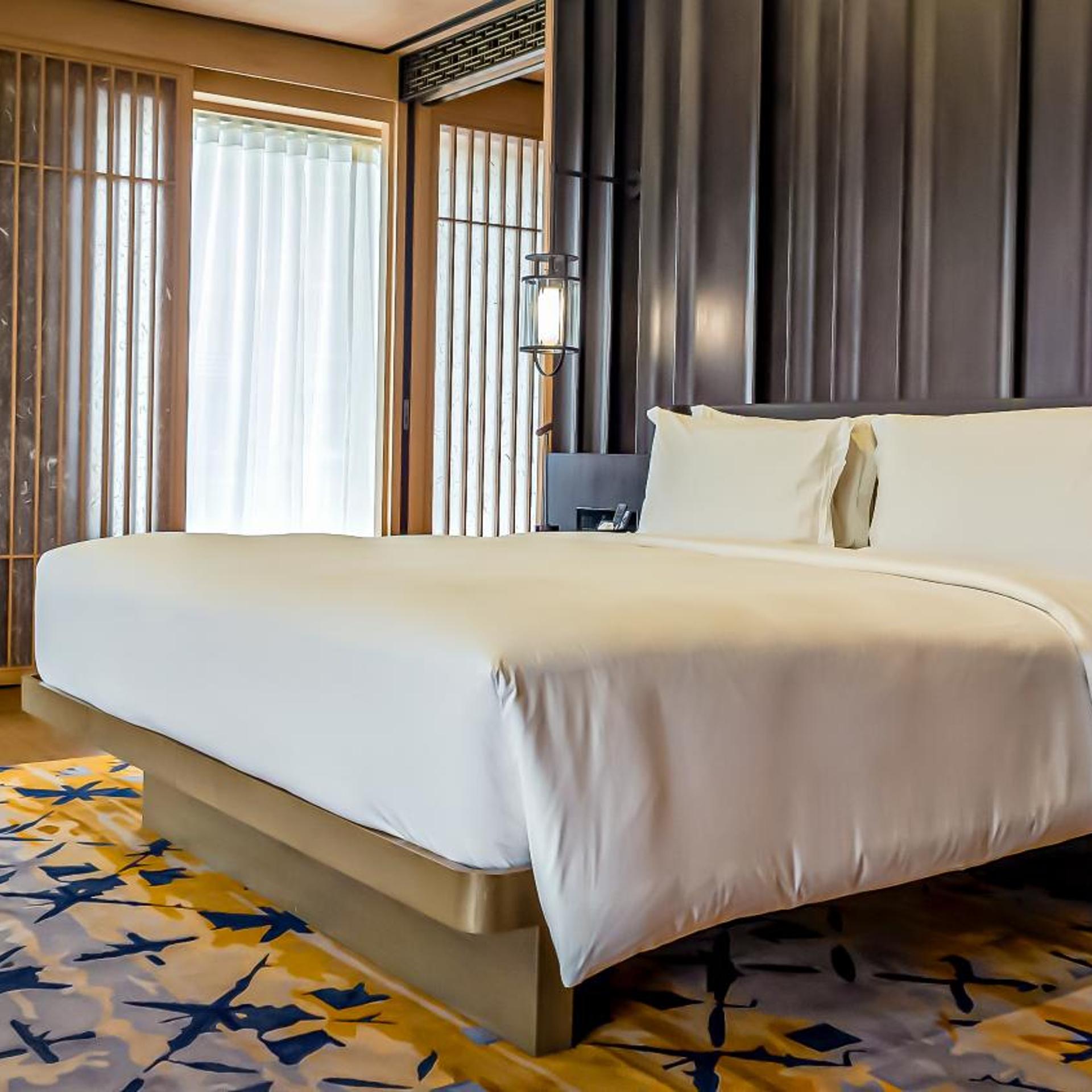 Palace, Premier, King Bed