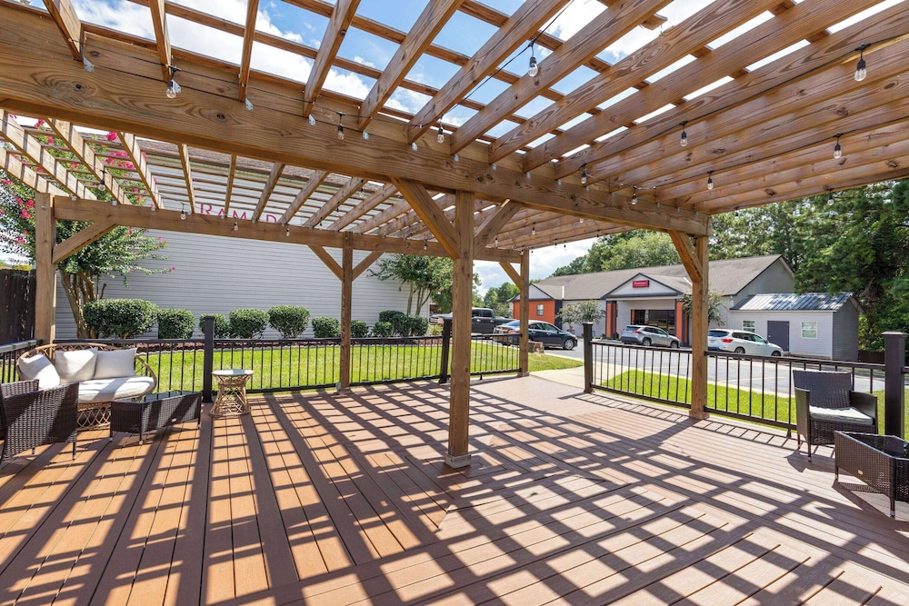 Ramada by Wyndham Studio Suites Dothan 24/35