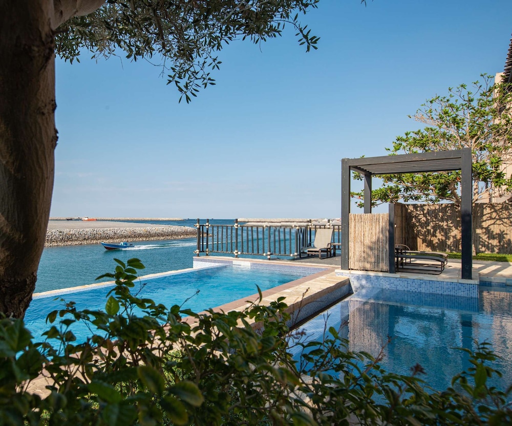 Azimut Hotel Musandam 67/68