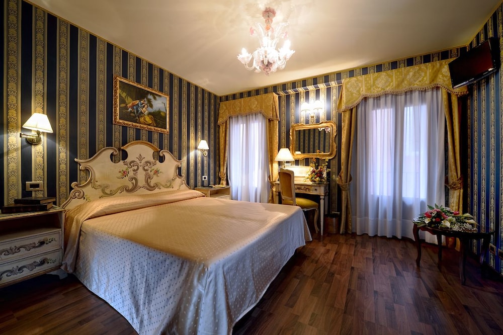 ROOM, QUADRUPLE