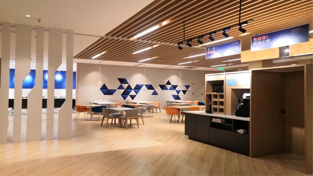 Holiday Inn Express Jiangmen Jianghai 61/79