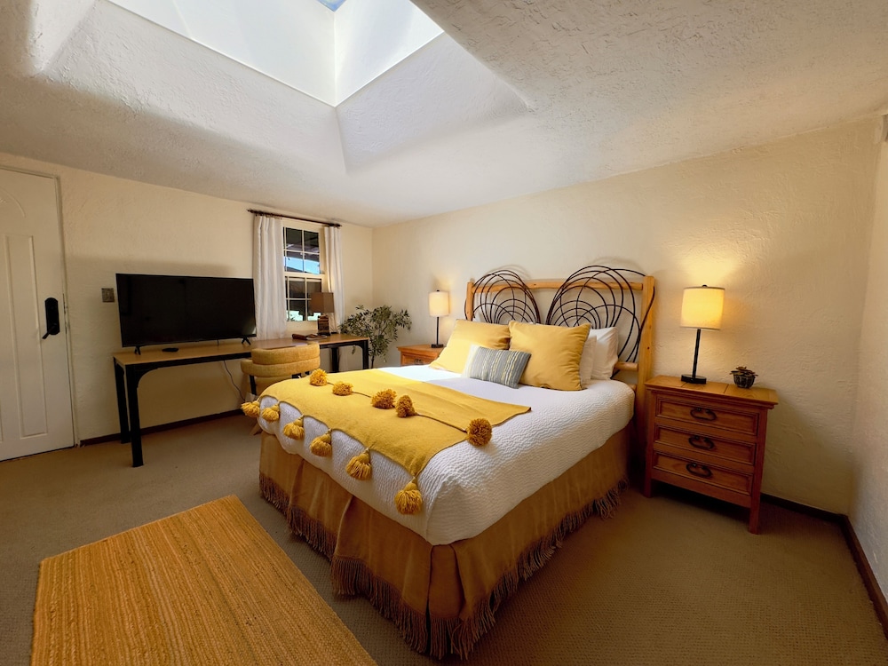 غرفة بسرير كوين، Old Taos Guesthouse Bed and Breakfast 3/8