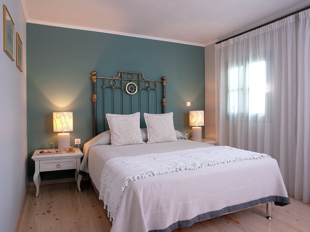 EXECUTIVE, SUITE
