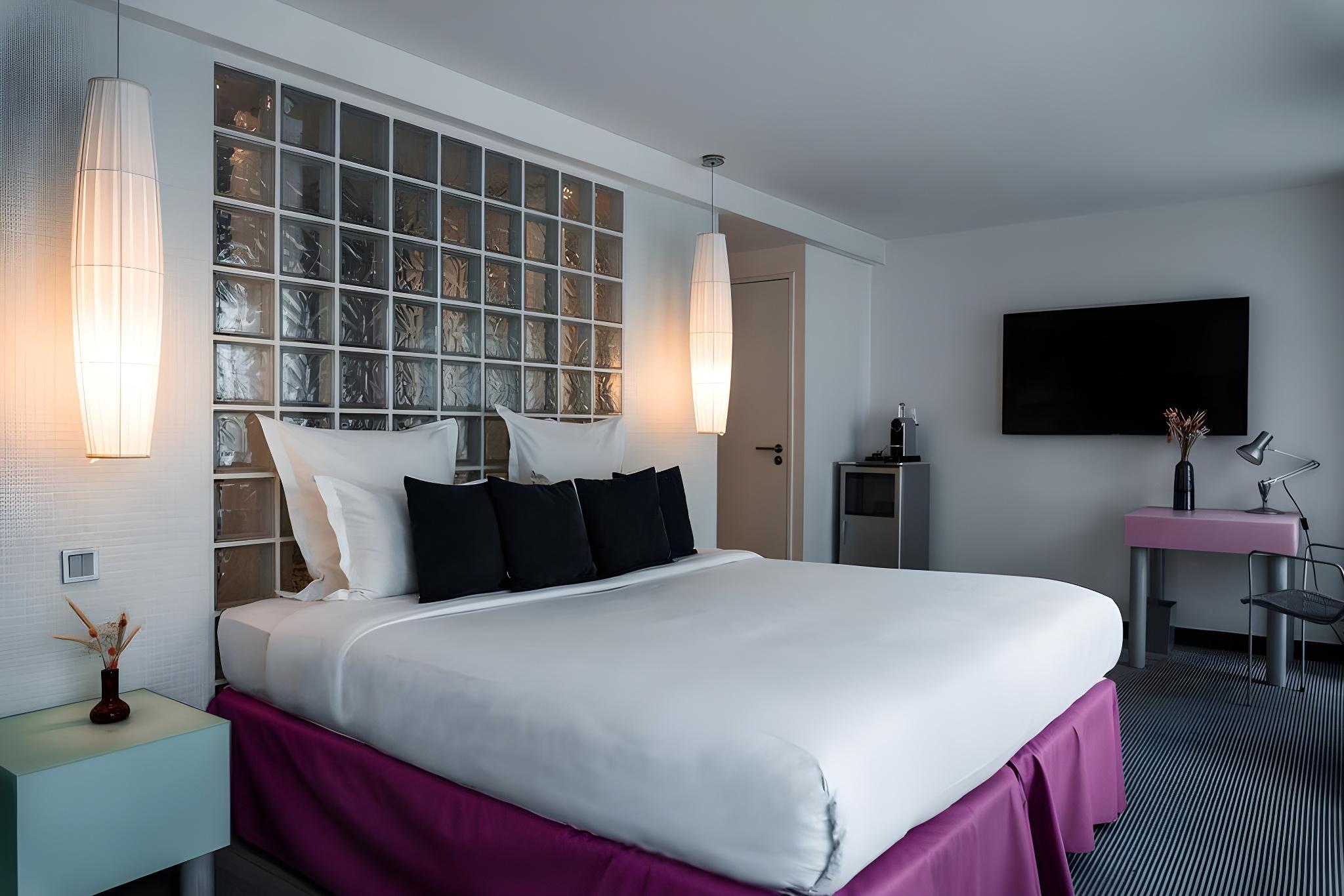 L Room, King and Twin Beds