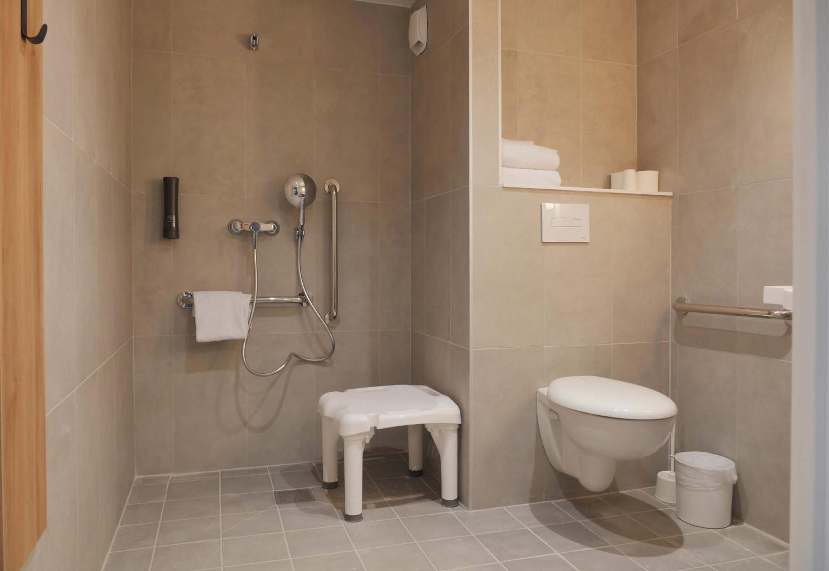 غرفة بسرير مزدوج لذوي الإعاقة، B&B HOTEL Carcassonne Rocadest La Cite 4/4