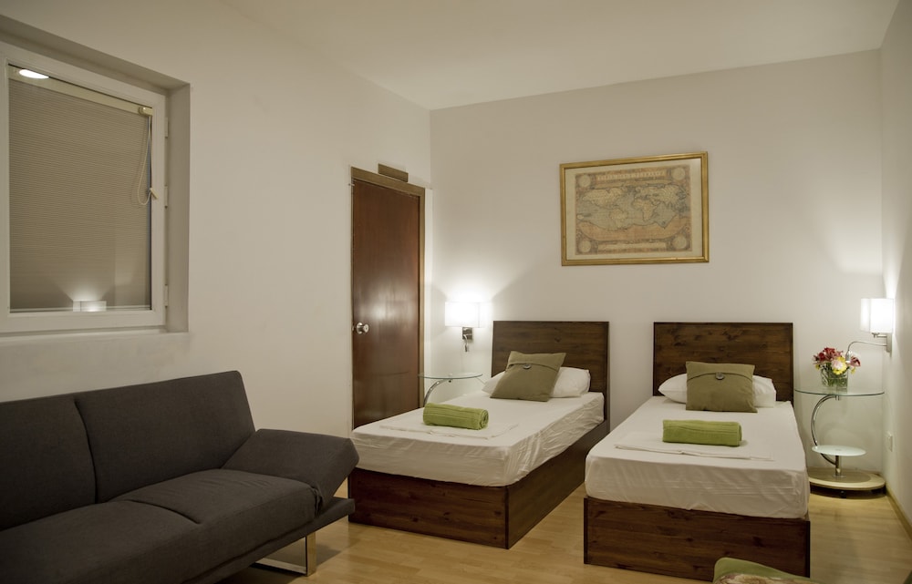DELUXE, DOUBLE BED, SHARED BATHROOM