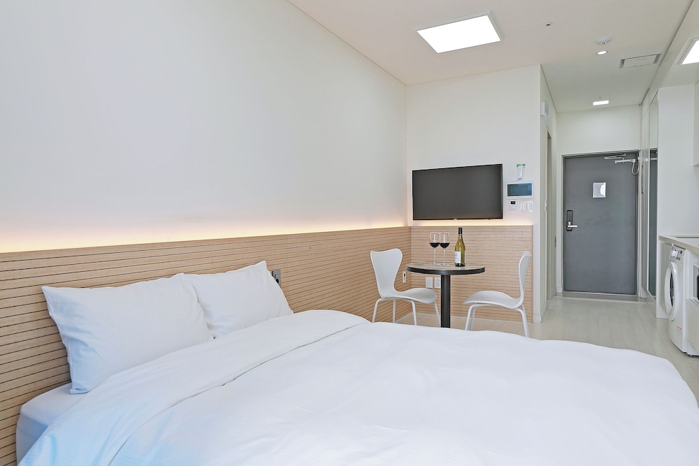 STANDARD, DOUBLE BED, LAKE VIEW