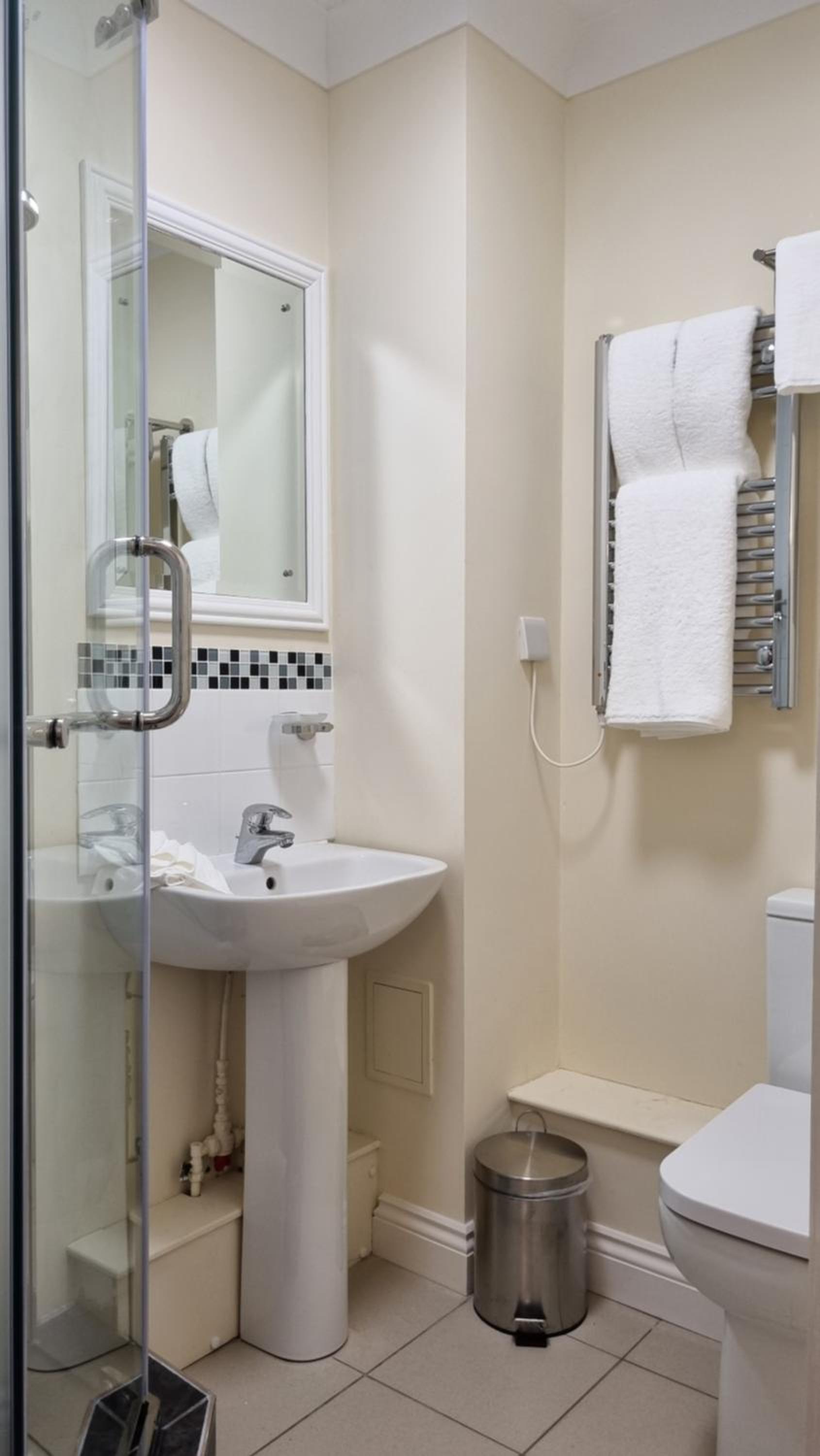 Royal Swan, Ashley Manor - B&B 29/30