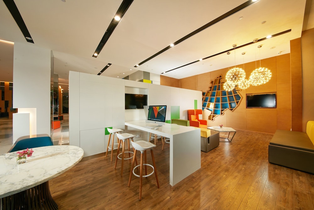 HOLIDAY INN EXPRESS LESHAN CITY SQUARE 30/43