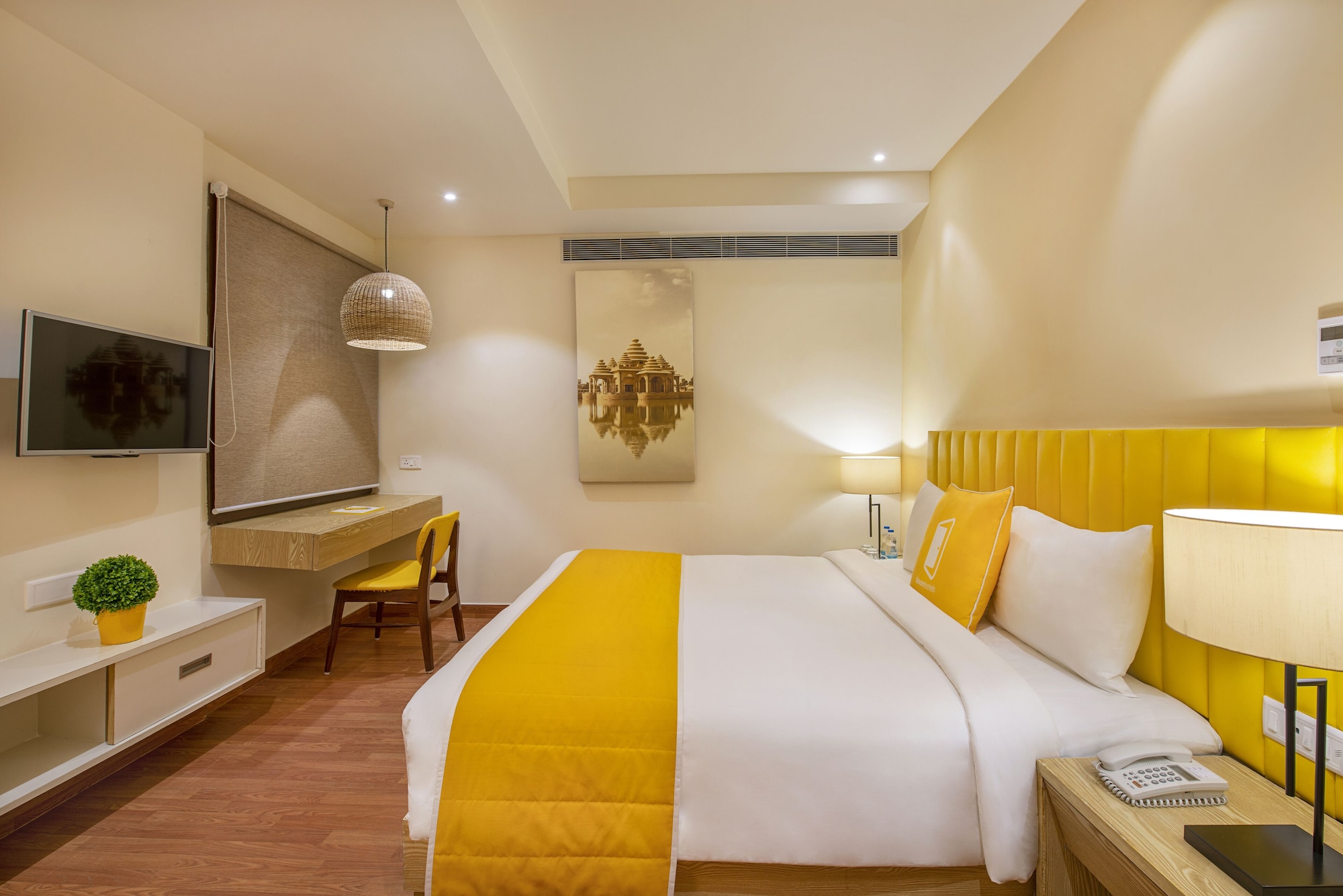 DELUXE, KING BED
