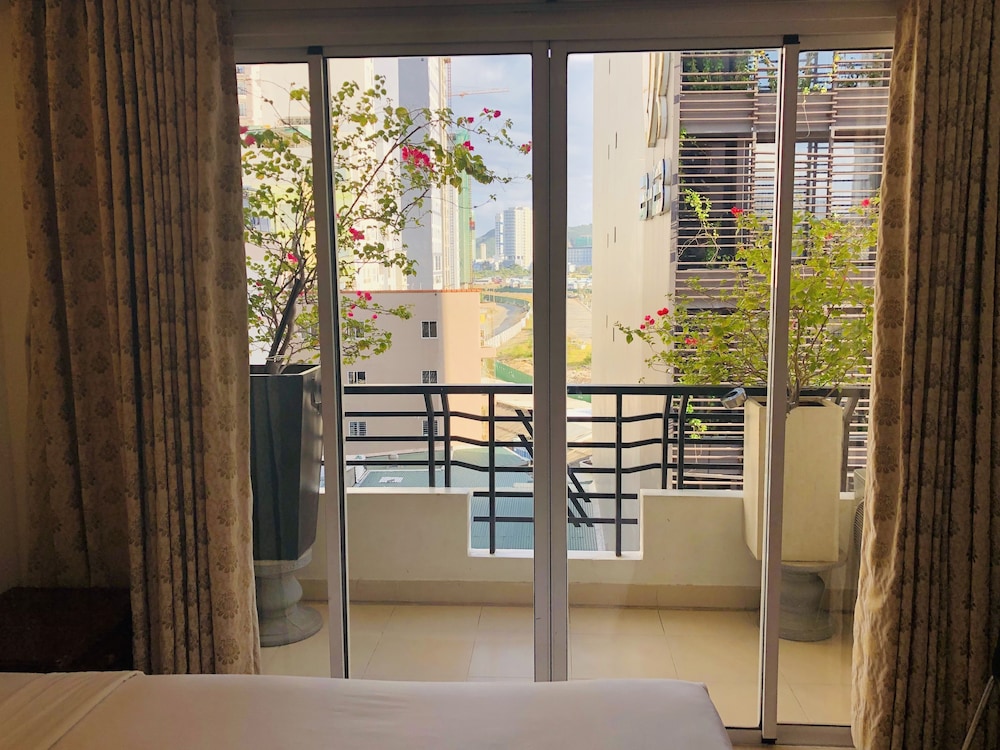 Sunny Hotel 36/54