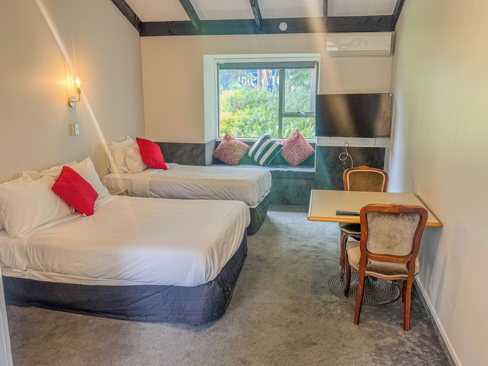 STUDIO, DOUBLE OR TWIN BED