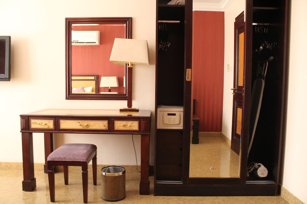 Garden Hotel 42/49