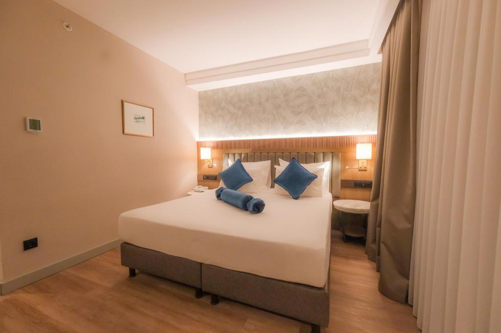 Standard, King Bed, City View
