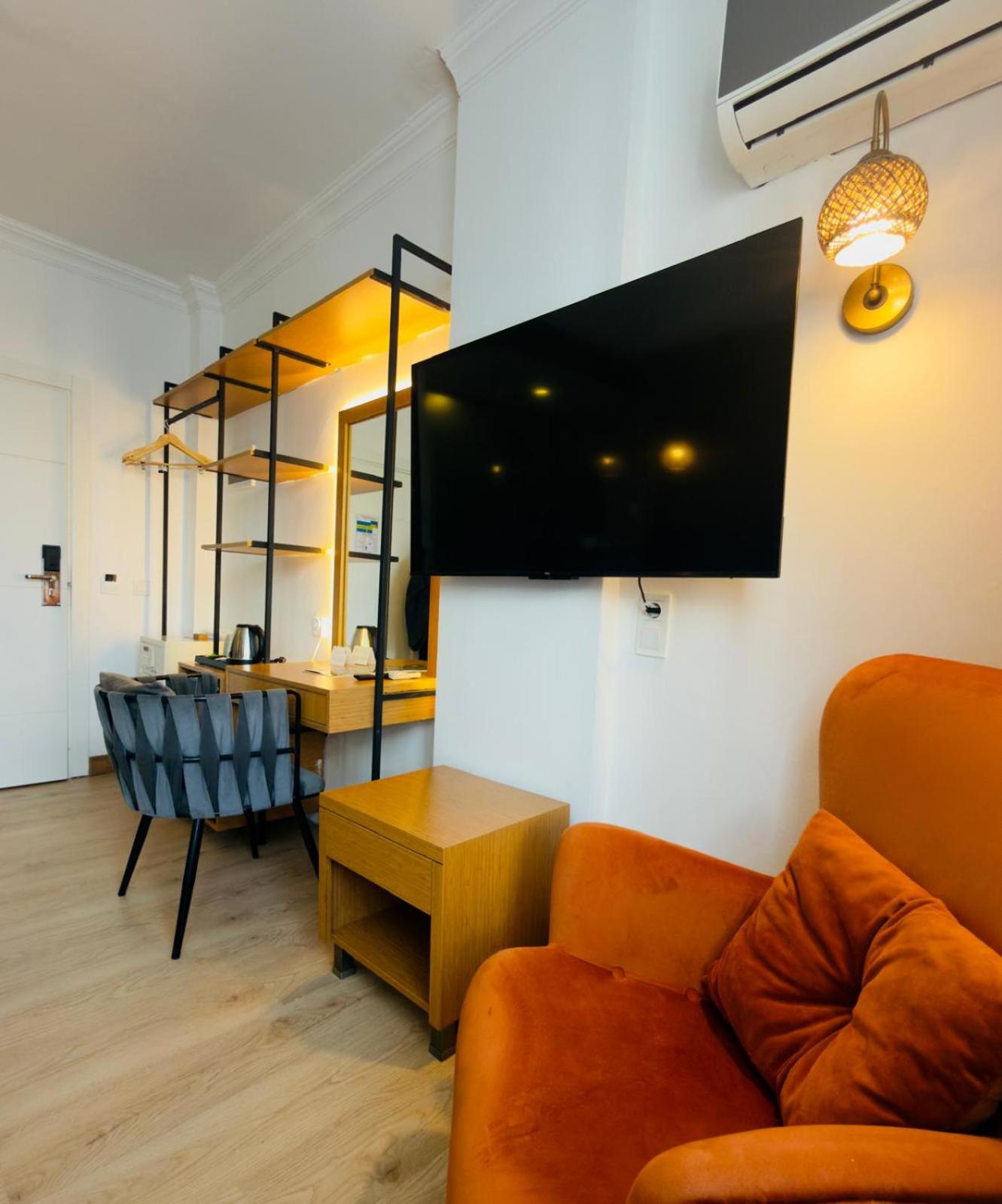 Lara Atalla Hotel 29/39