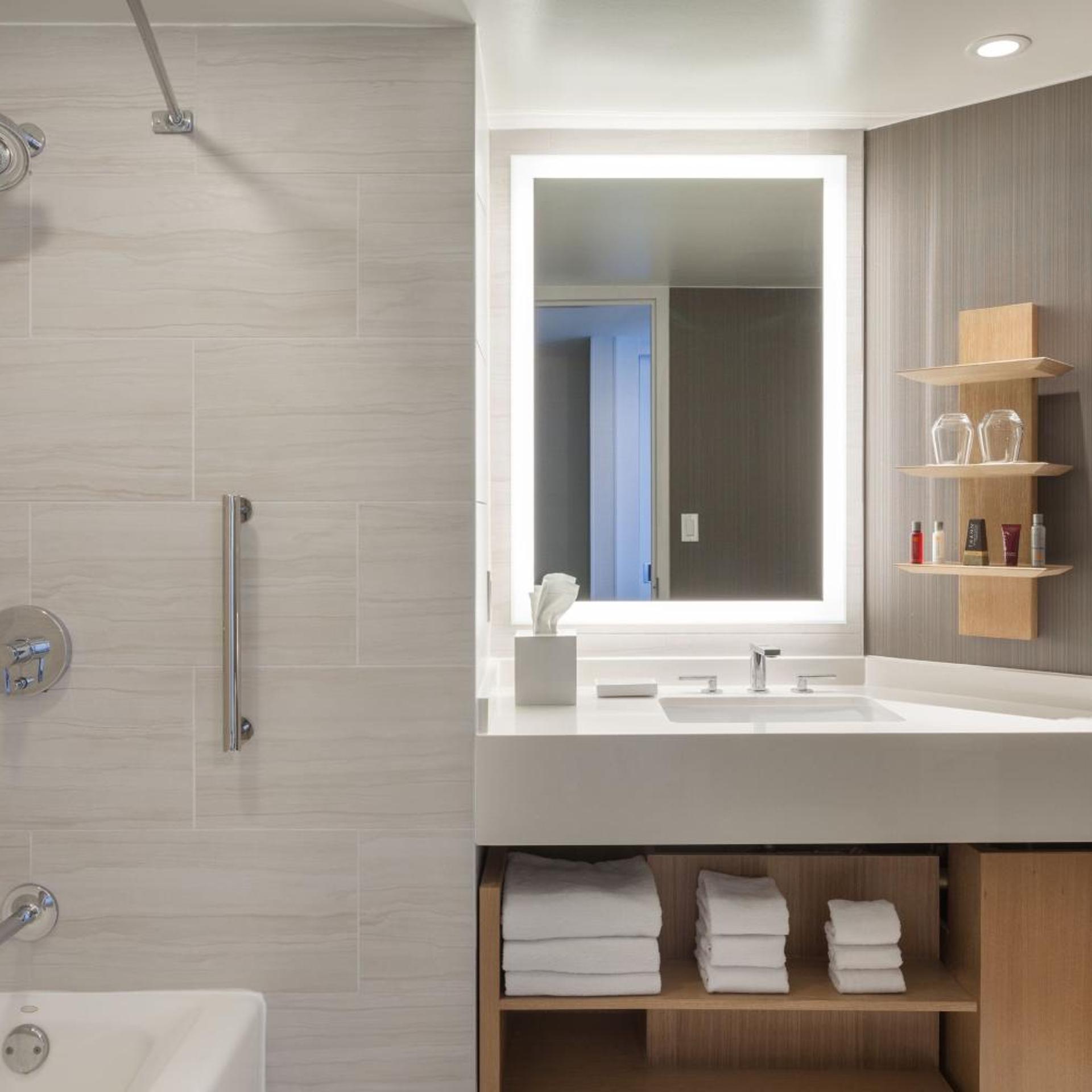Suite, King Bed, Water View, Sofa, Balcony، Tampa Marriott Water Street 3/7