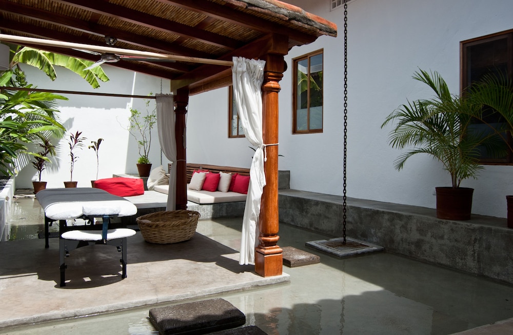 Los Patios Hotel 33/43