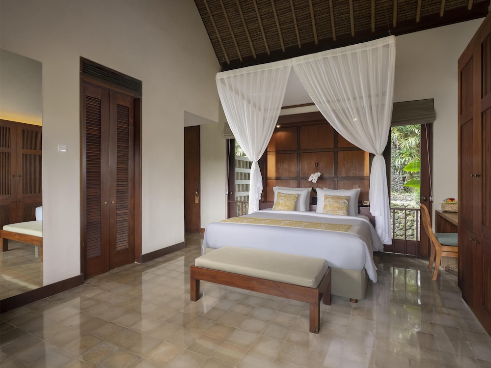 Superior, King Bed, Hill View