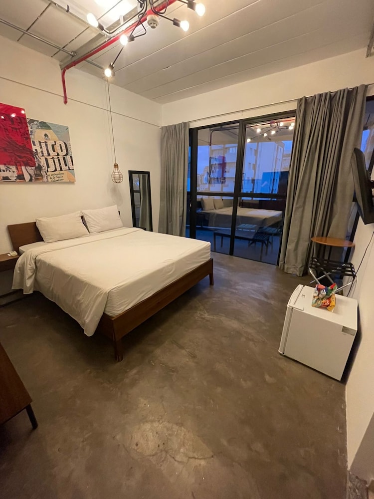 Superior, Queen Bed, Patio