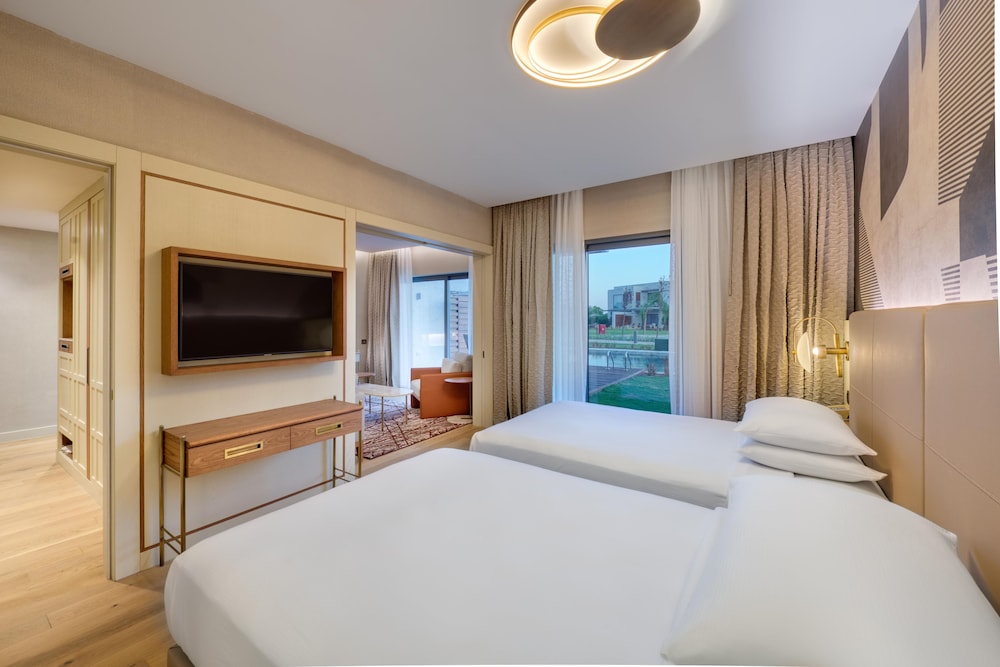 Swim Up, Lake, Family, House, 1 King and 2 Queen Beds, Pool View
