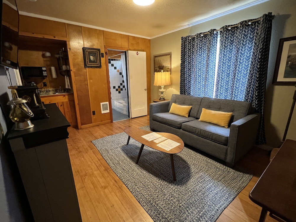 Anchor Inn Resort 25/50