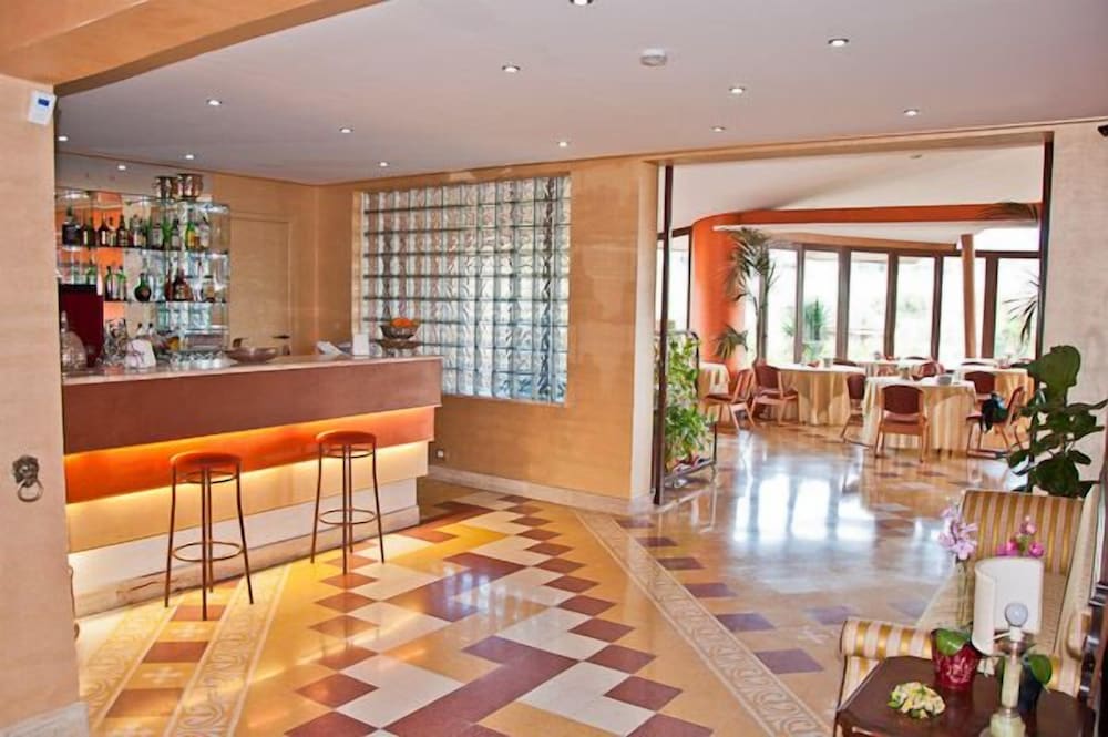 Ares Hotel 5/33