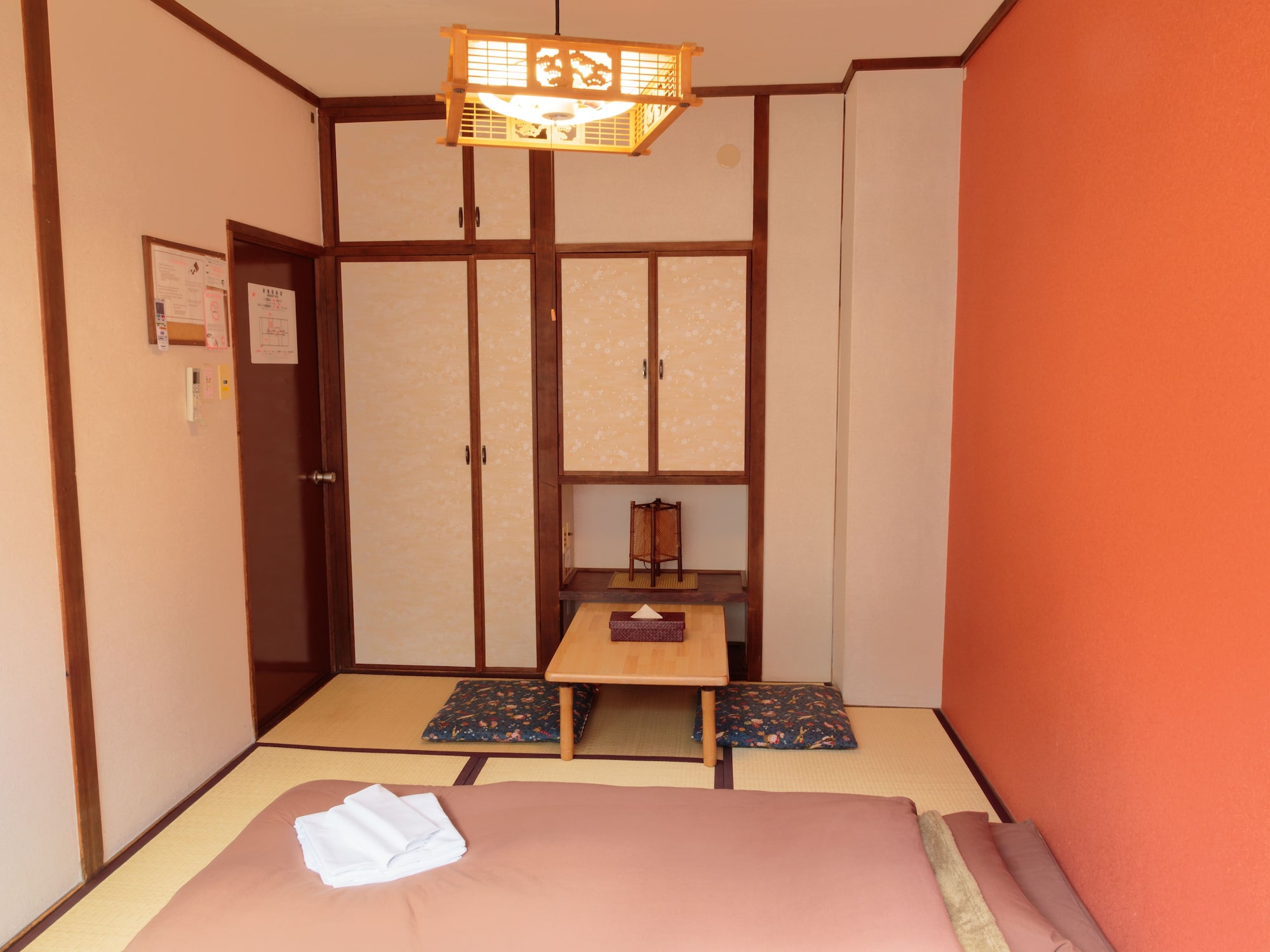JAPANESE, SINGLE, SHARED BATHROOM