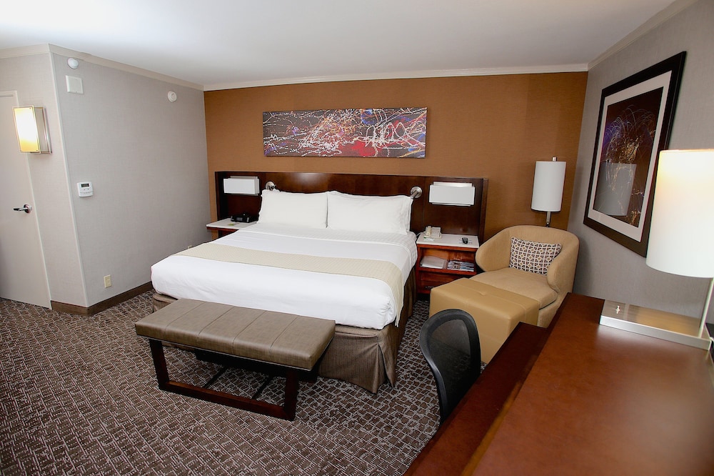 Holiday Inn Long Beach Airport 20/69
