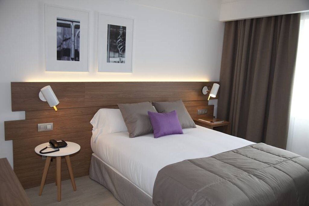ROOM, DOUBLE OR TWIN BED