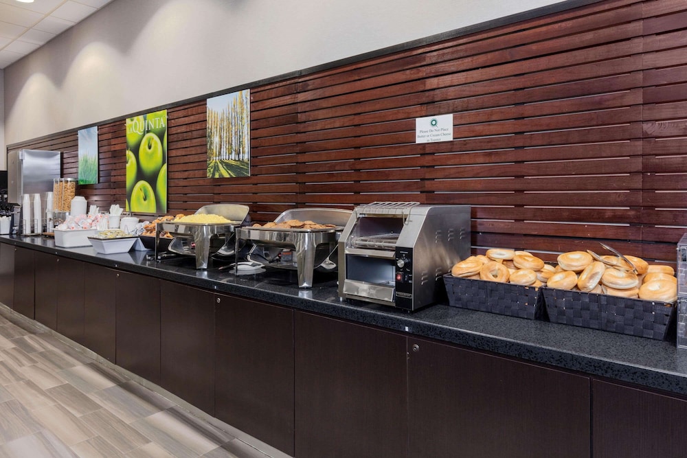 La Quinta Inn & Suites by Wyndham Clifton/Rutherford in CLIFTON - NJ