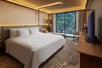 Club King Room