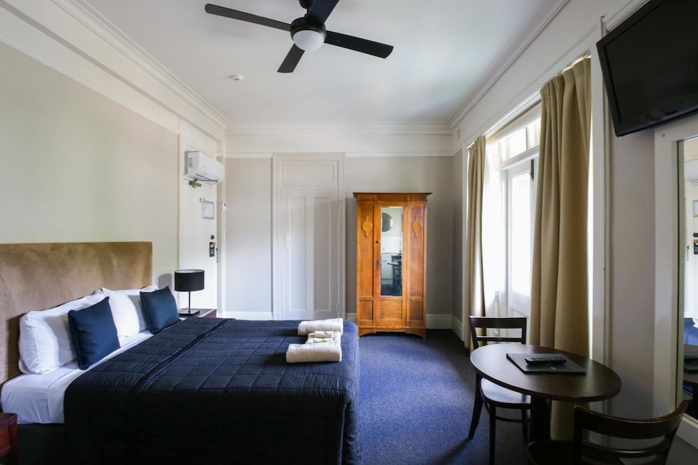 HOTEL GOSFORD 12/64