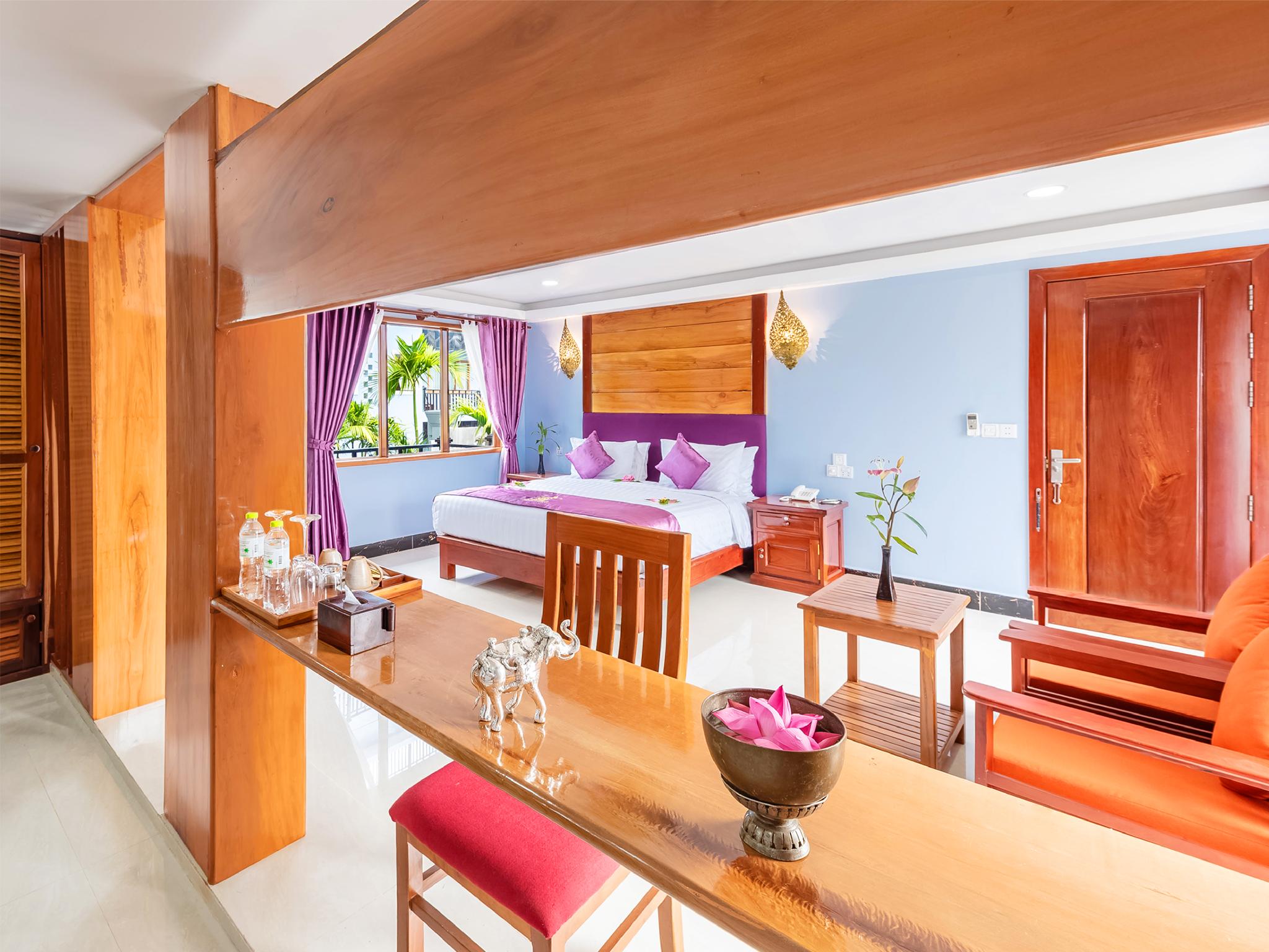DELUXE, SUITE, KING BED, POOL VIEW