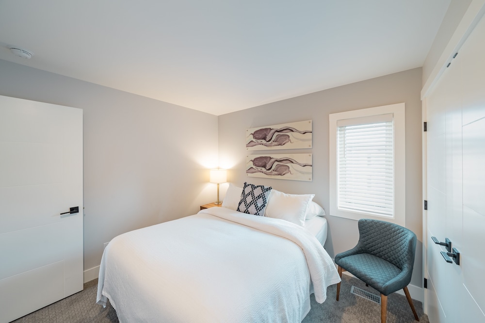 Sunrise Ridge Waterfront Resort 32/82