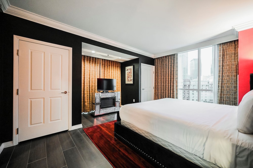 1 BEDROOM, RENOVATED, STRIP VIEW, BALCONY