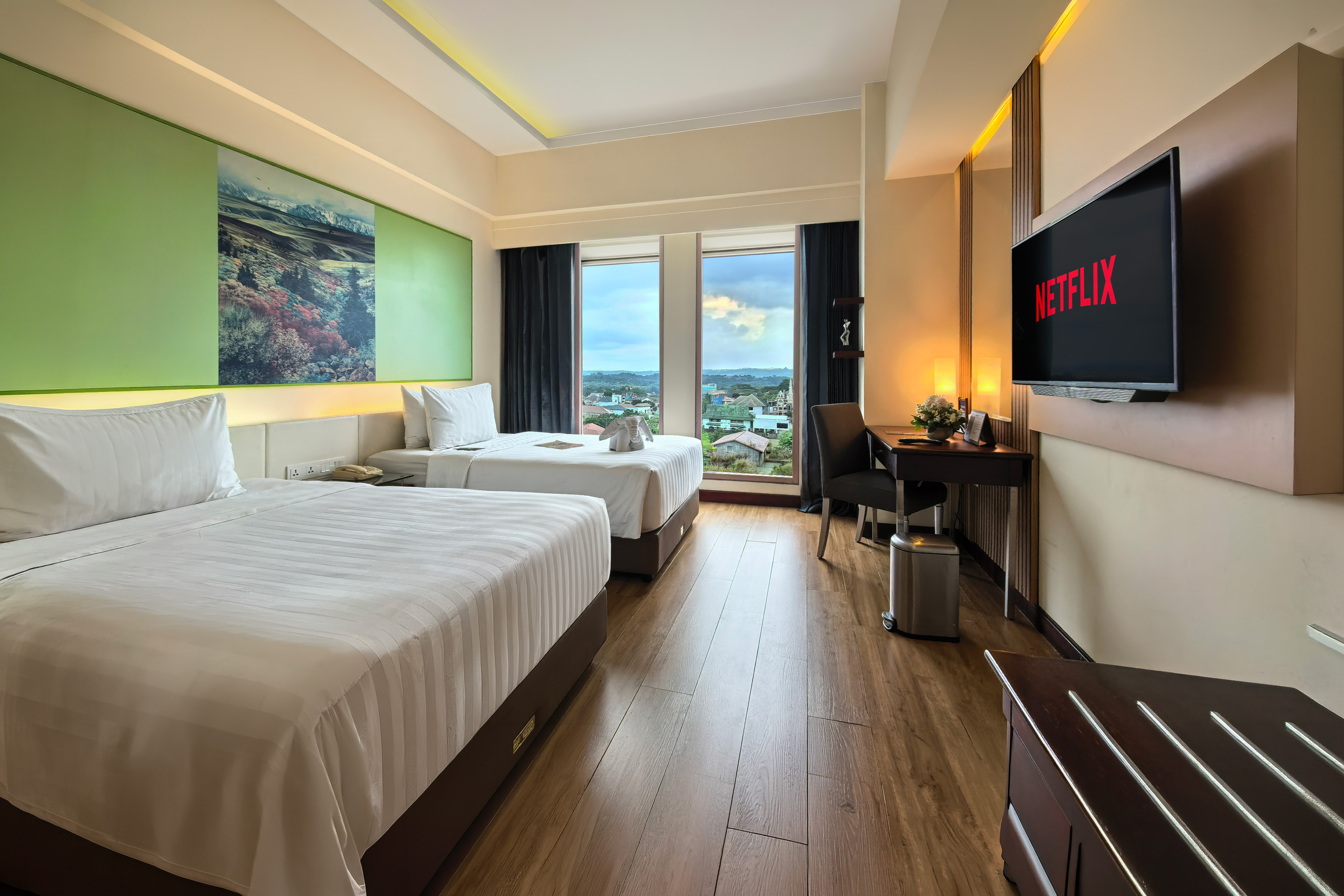 GRAND, DELUXE, TWIN BEDS, SMOKING