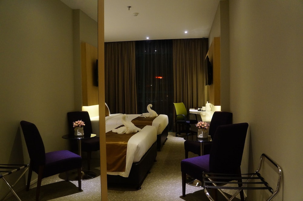 Greens Hotel And Suites 55/65