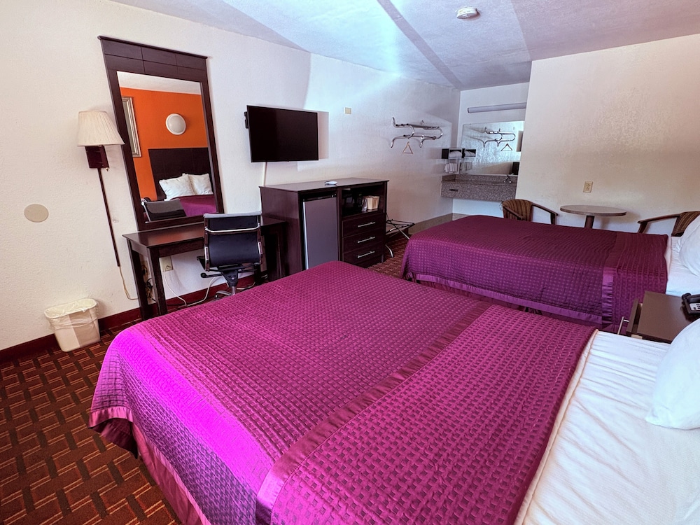 Basic, 2 Double Beds