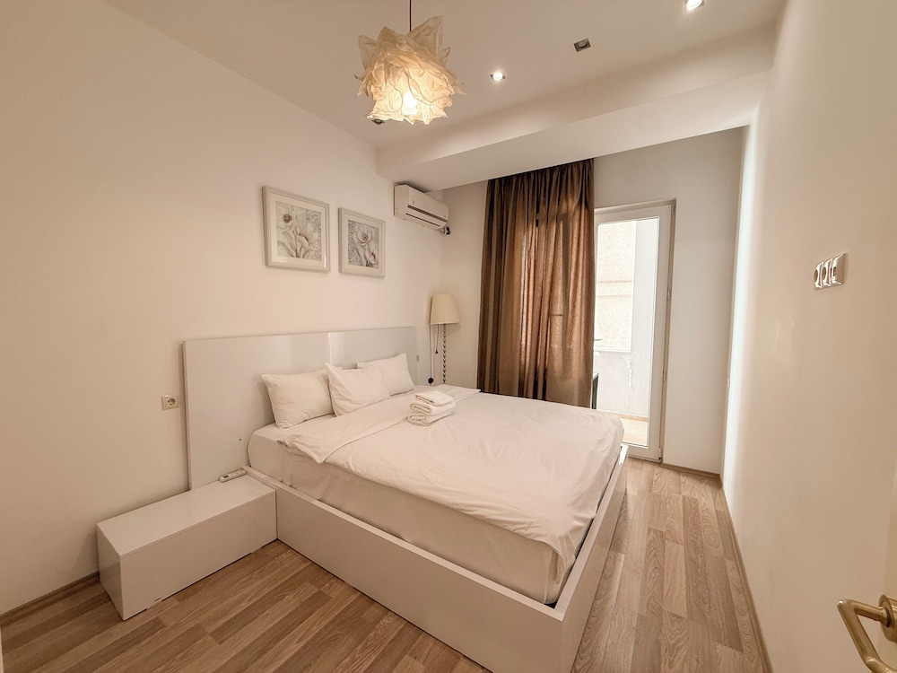 Maxela Apartments 8/50