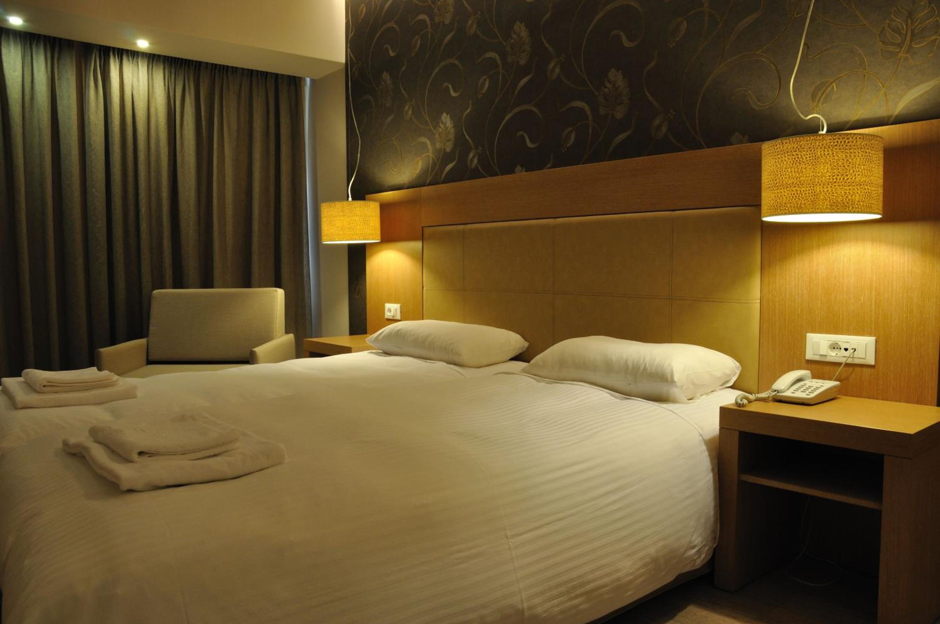 ROOM, DOUBLE BED