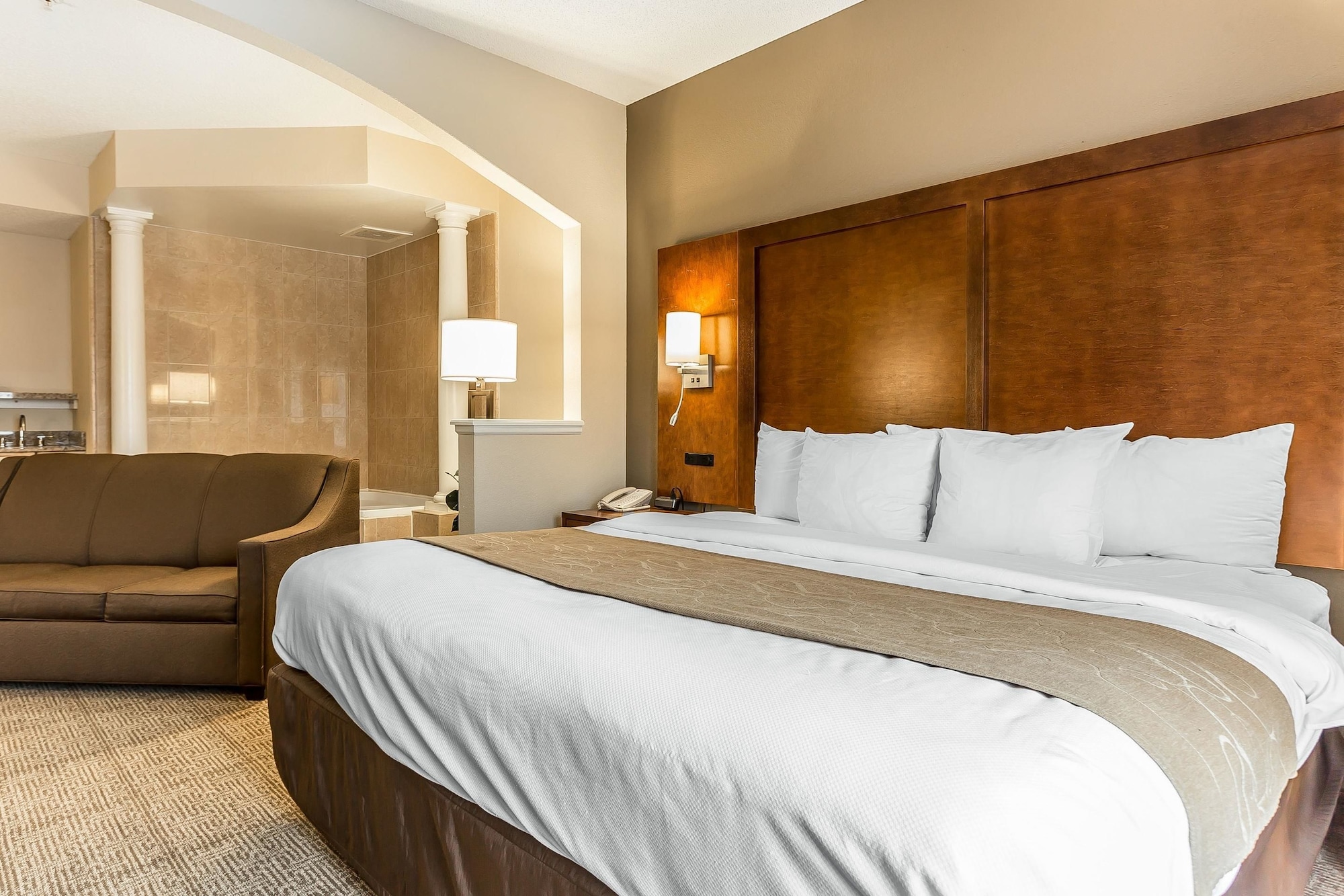 SUITE, KING BED, JETTED TUB