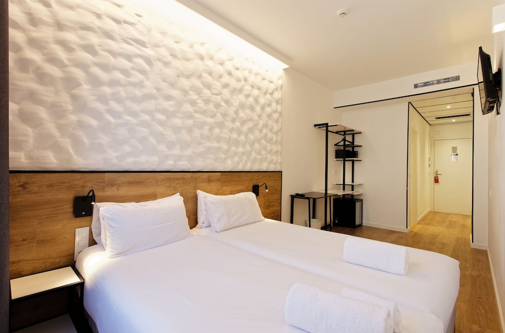 STANDARD, TWIN BEDS, CITY VIEW